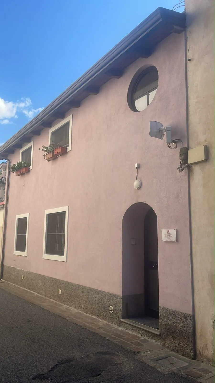 La facciata rosa di una delle case de Il Borgo