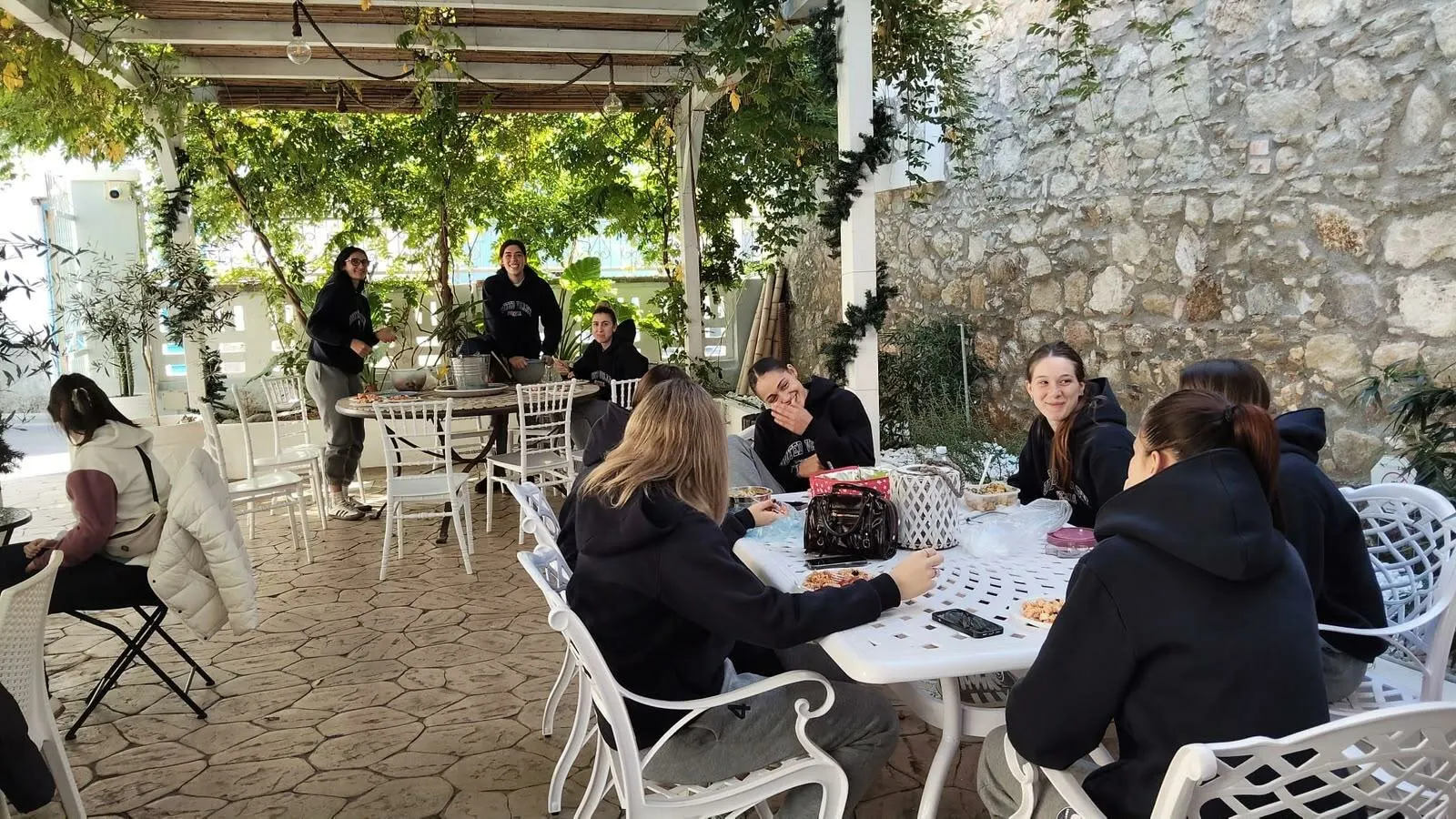 La colazione sotto il pergolato del cortile