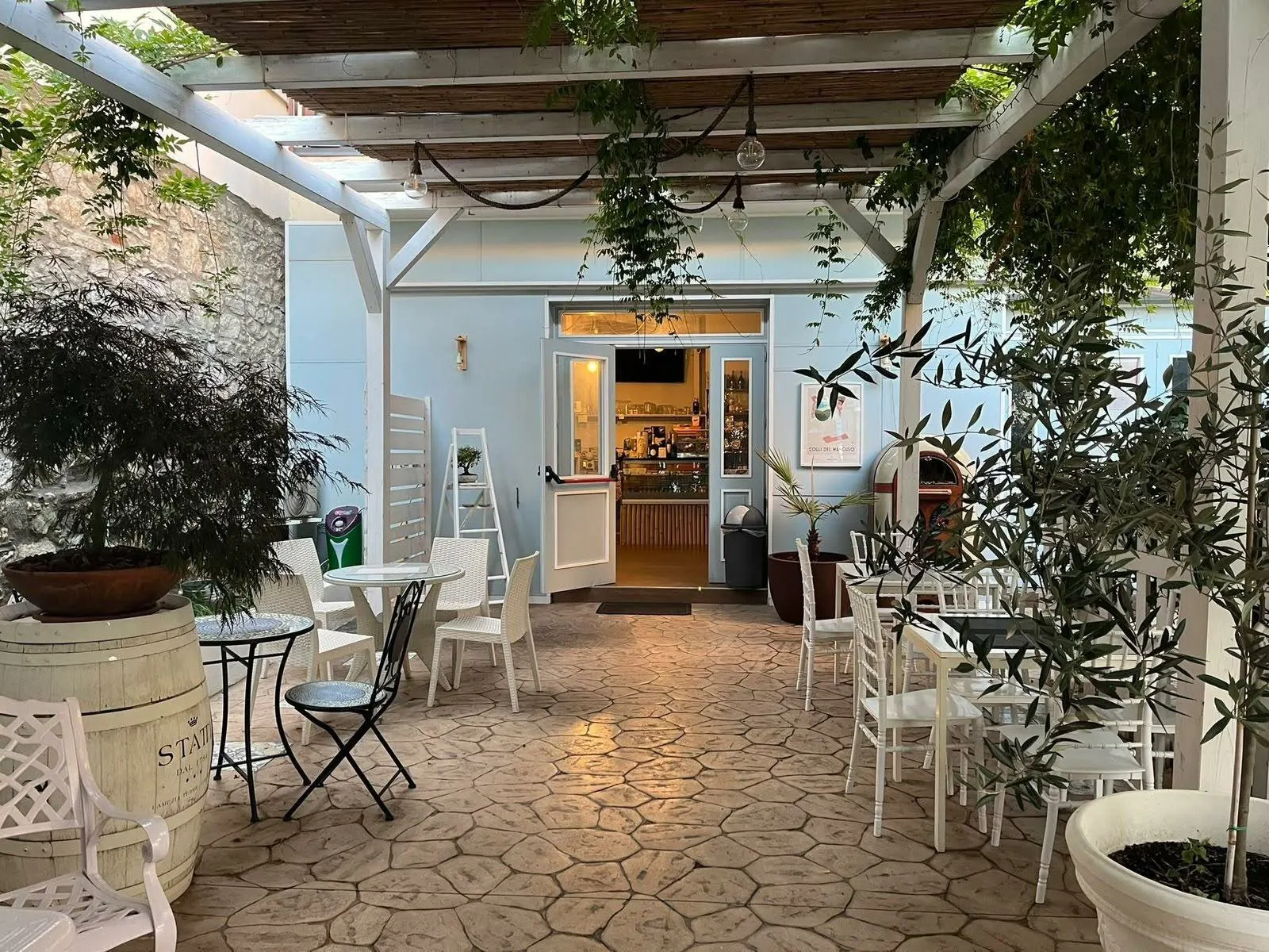 Il cortile con pergolato e la reception de Il Borgo, nella Marina di Paola