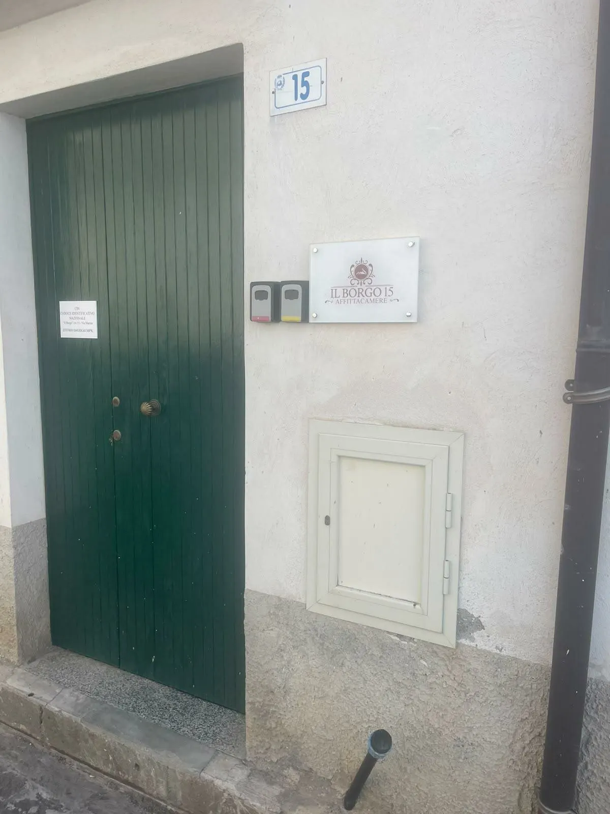 L'ingresso al civico 15