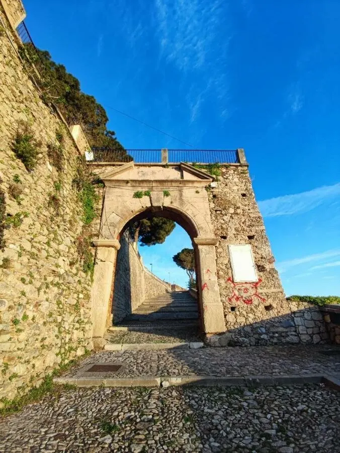L'antica porta in pietra del centro storico di Paola