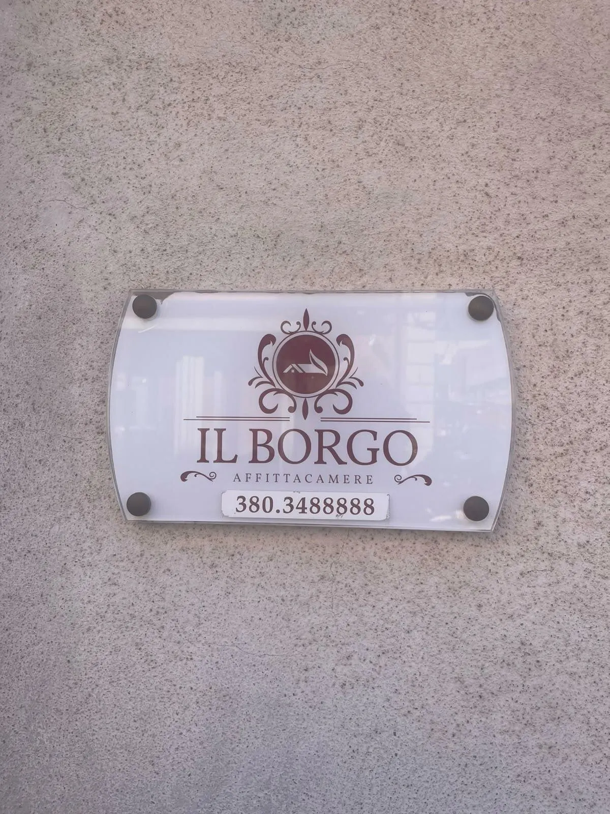 La targa de Il Borgo all'ingresso
